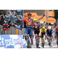 Jonathan Milan sprintet zum Sieg, Vingegaard holt sich den Gesamtsieg